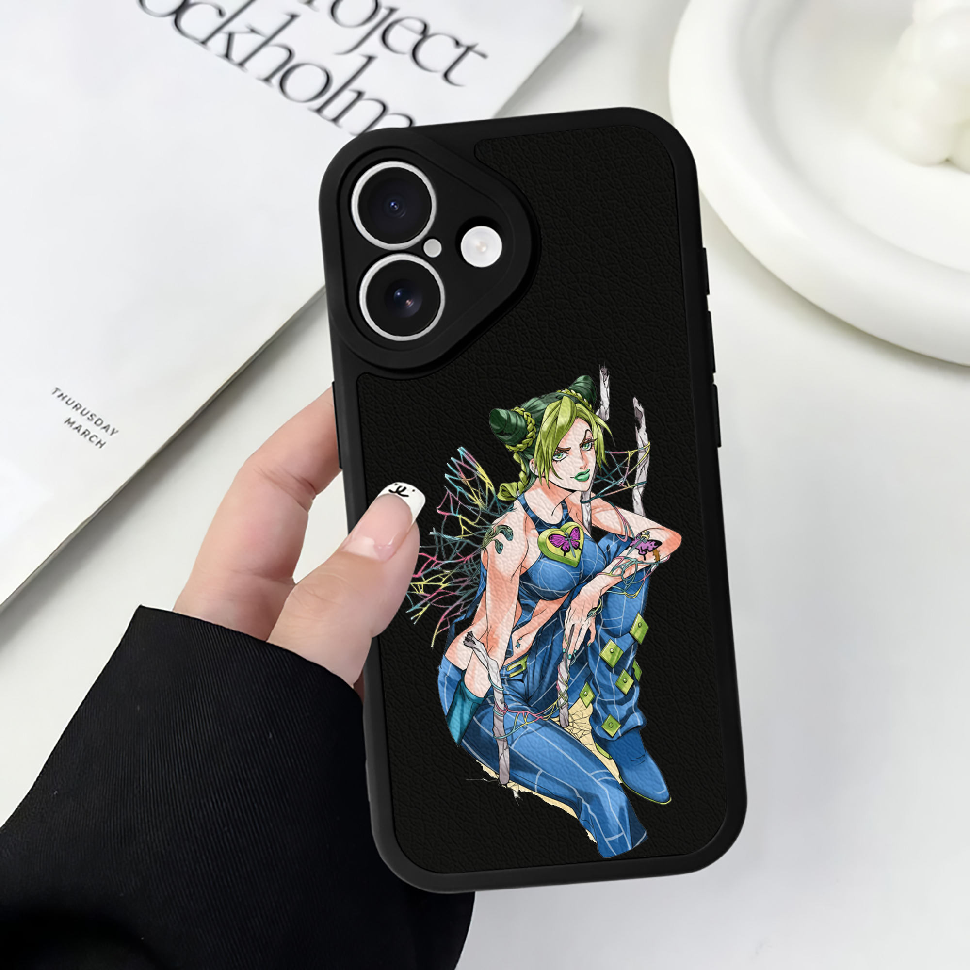 （画像用） "ジョジョの奇妙な冒険 くうじょう ジョリーン JoJo's Bizarre Adventure Jolyne Cujoh " 【iPhone 16シリーズ対応】シリコンスマホケース（レザー調） 材質：シリコン
